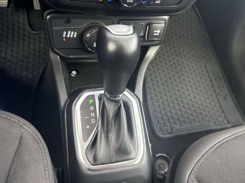 Used 2023 Jeep Renegade Latitude AWD/4WD image 16