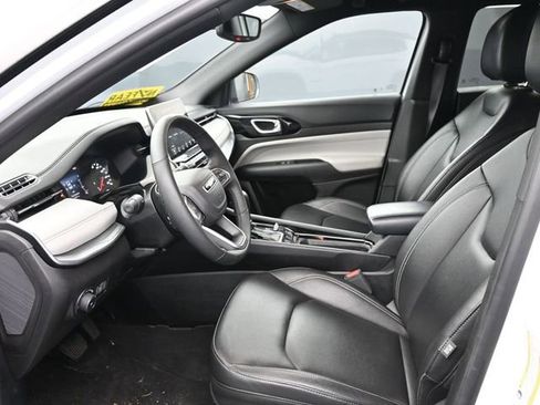 Used 2025 Jeep Compass Limited image 16