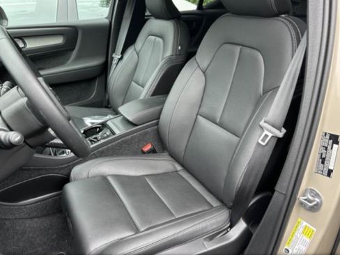 Certified 2025 Volvo XC40 B5 Plus AWD/4WD image 4
