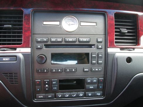 Used 2005 Lincoln Town Car Signature RWD image 20
