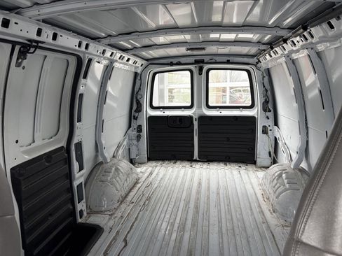 Used 2009 Chevrolet Express 2500 image 16