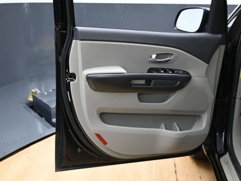 Used 2018 Kia Sedona L FWD image 35