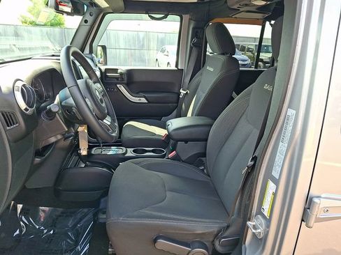 Used 2017 Jeep Wrangler Unlimited Sahara w/ Dual Top Group AWD/4WD image 13