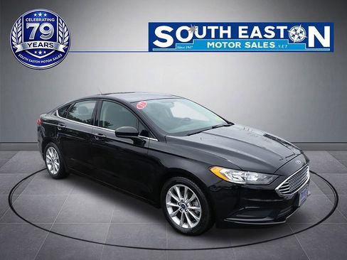 Used 2017 Ford Fusion SE w/ Fusion SE Technology Package image 2