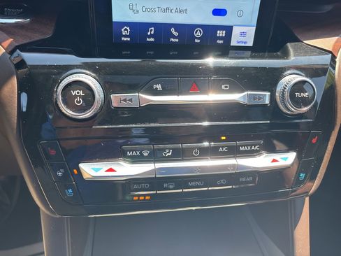 Used 2022 Ford Explorer King Ranch w/ Premium Technology Package image 21