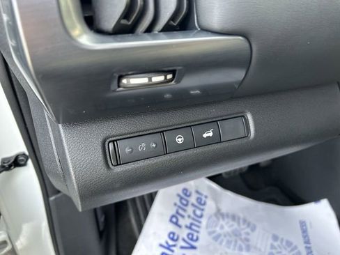 Used 2024 Nissan Pathfinder SL w/ Black Appearance Package image 17