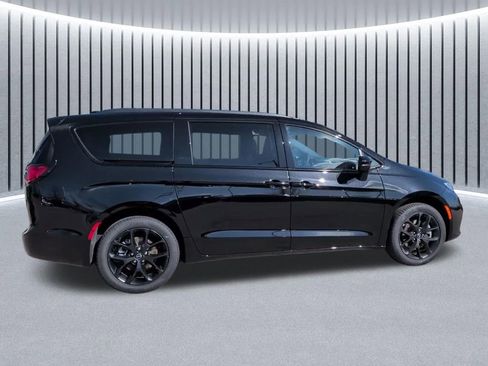 New 2026 Chrysler Pacifica Limited image 7