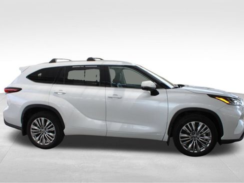 Certified 2026 Toyota Highlander Platinum AWD/4WD image 20