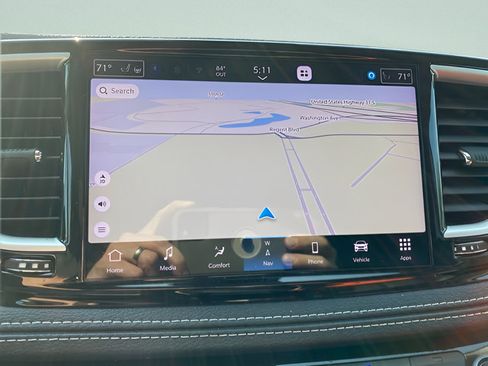 Used 2024 Chrysler Pacifica Limited FWD image 18