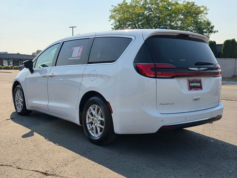 Used 2024 Chrysler Pacifica Touring-L FWD image 3