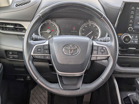 Used 2022 Toyota Highlander XLE image 16