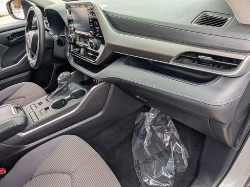 Used 2022 Toyota Highlander LE image 20