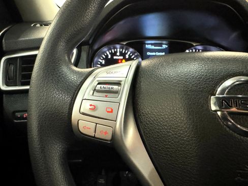 Used 2016 Nissan Rogue SV image 28