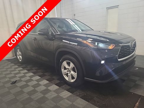 Used 2023 Toyota Highlander LE AWD/4WD image 3
