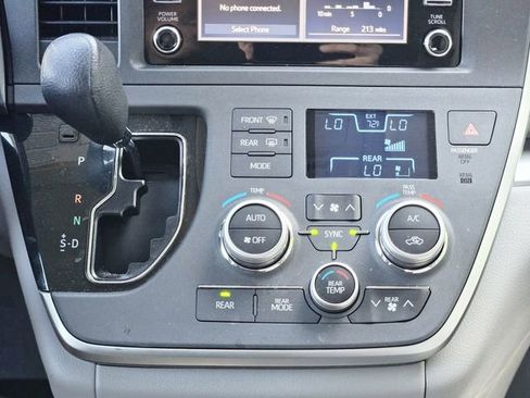 Used 2020 Toyota Sienna L image 24
