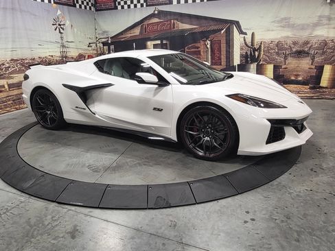 Used 2023 Chevrolet Corvette Z06 image 1