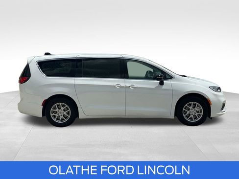 Used 2024 Chrysler Pacifica Touring-L FWD image 9