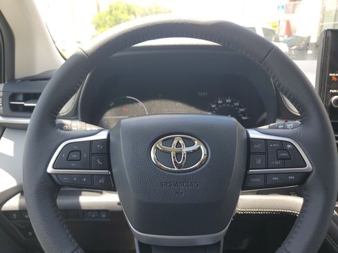 Certified 2025 Toyota Sienna XLE FWD image 24