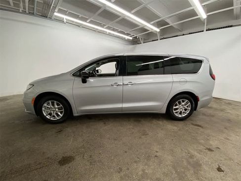 Used 2024 Chrysler Pacifica Touring-L image 3