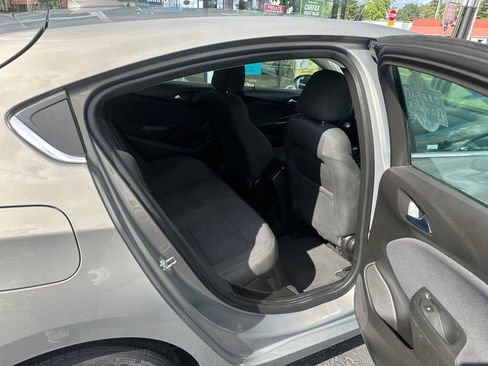 Used 2017 Chevrolet Cruze LT FWD image 13