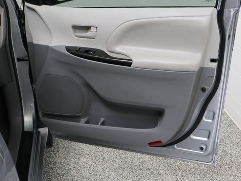 Used 2014 Toyota Sienna LE FWD image 33