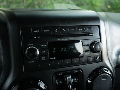 Used 2015 Jeep Wrangler Unlimited Sahara image 12