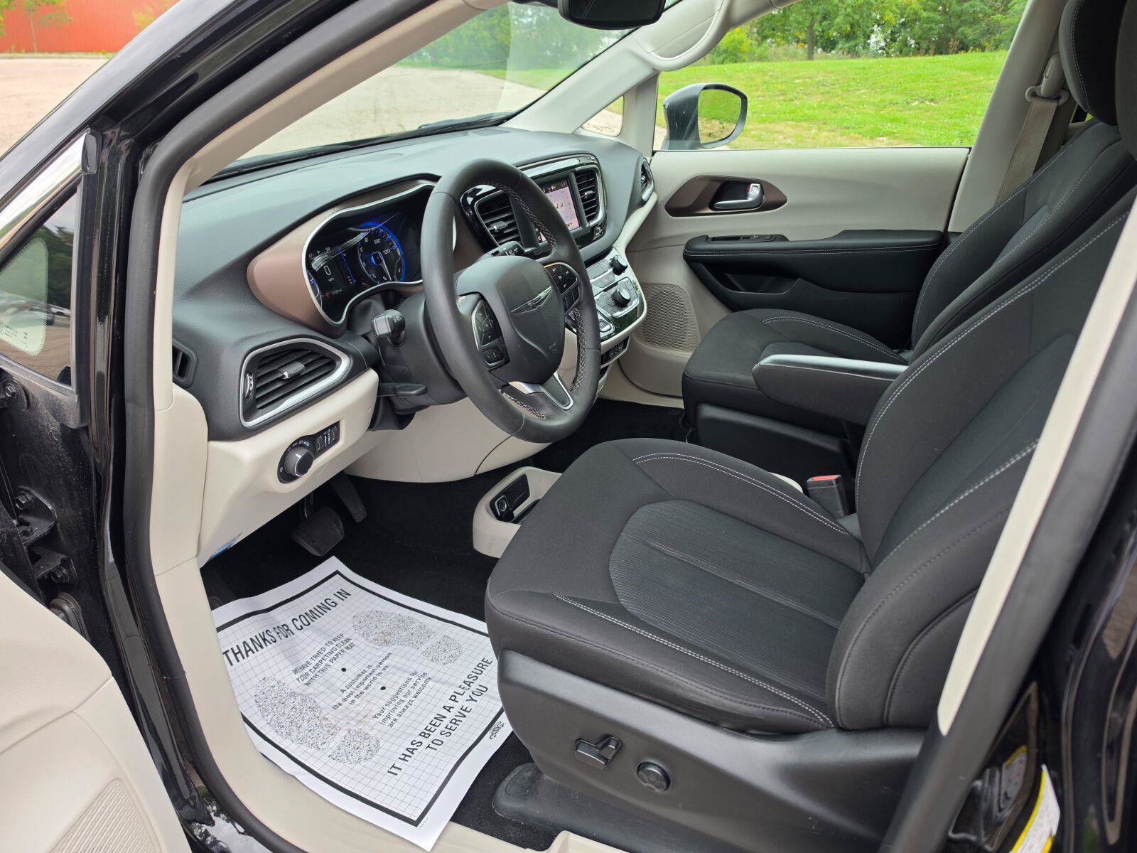 Used 2024 Chrysler Voyager LX FWD image 7