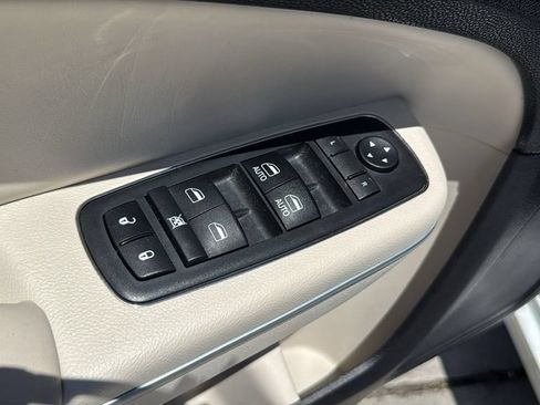 Used 2018 Chrysler 300 Touring L RWD image 20
