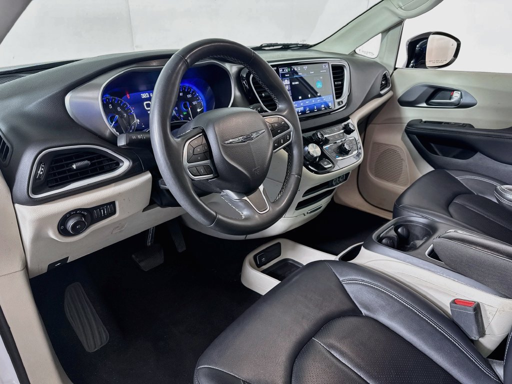 Used 2024 Chrysler Pacifica Touring-L FWD image 9