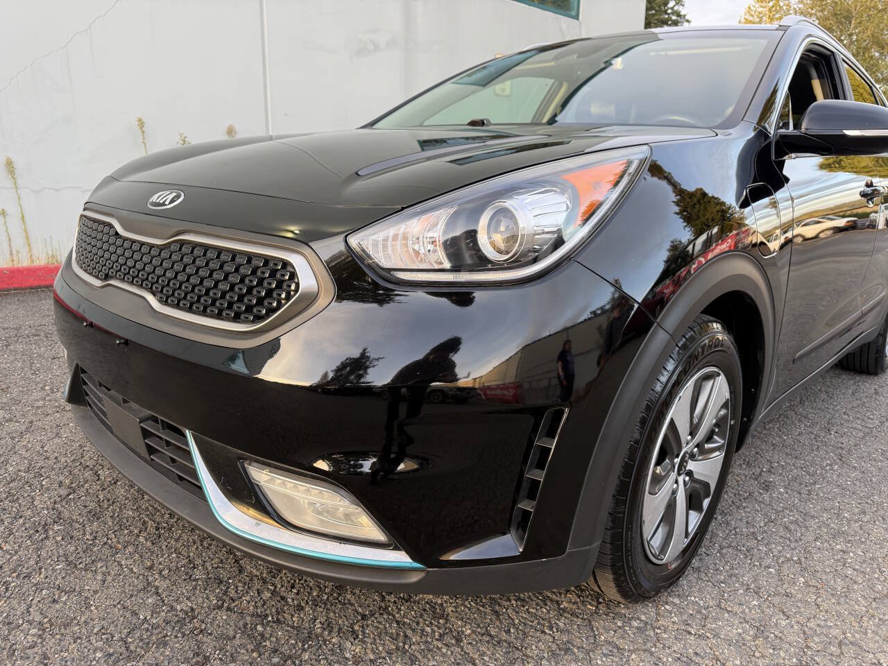 Used 2018 Kia Niro EX FWD image 3
