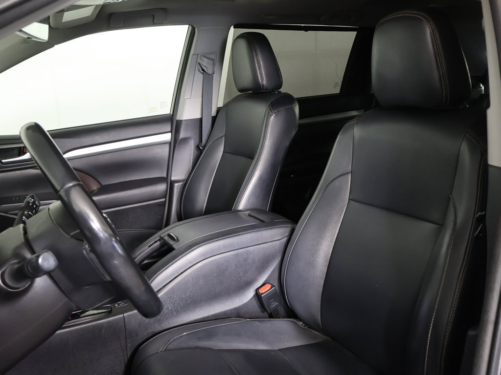 Used 2017 Toyota Highlander XLE w/ Carpet Mat Package AWD/4WD image 28