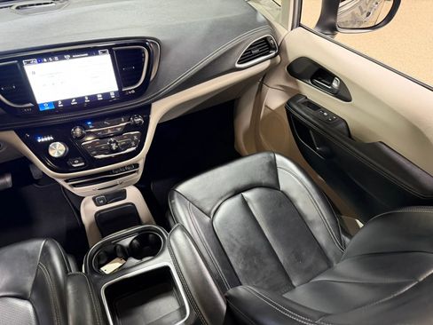 Used 2023 Chrysler Pacifica Touring-L FWD image 54