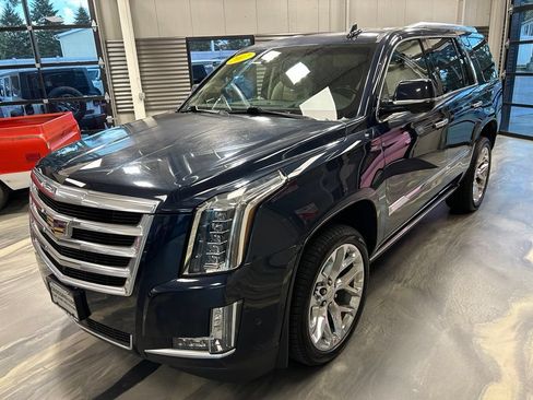 Used 2017 Cadillac Escalade Premium Luxury AWD/4WD image 38