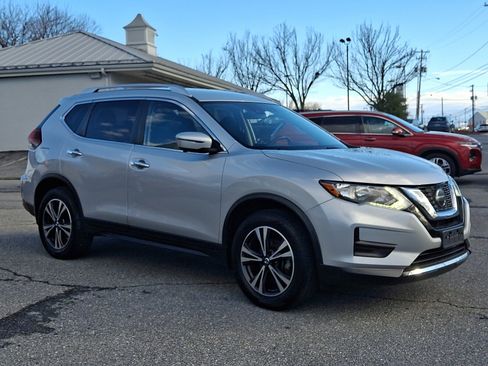 Used 2019 Nissan Rogue SV w/ Premium Package image 3