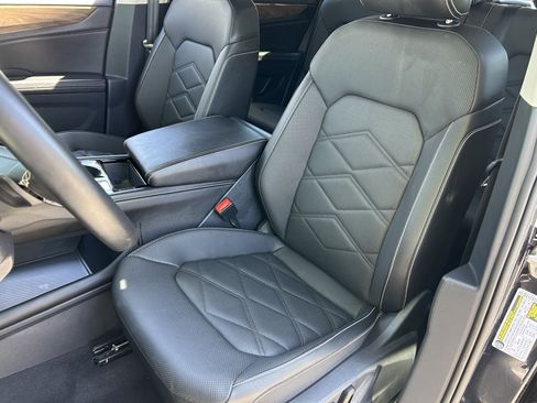 Certified 2025 Volkswagen Atlas SE FWD image 18