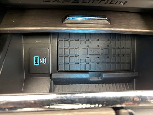 Used 2022 Ford Expedition Limited image 18