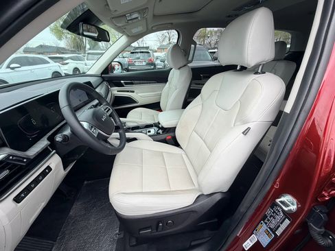 Used 2024 Kia Telluride EX w/ EX Captain's Chair Package AWD/4WD image 11