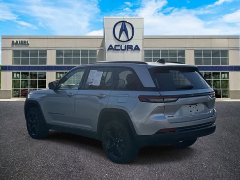 Used 2023 Jeep Grand Cherokee Altitude image 3