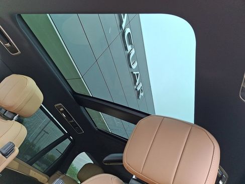 New 2026 Land Rover Range Rover Long Wheelbase SE AWD/4WD image 10