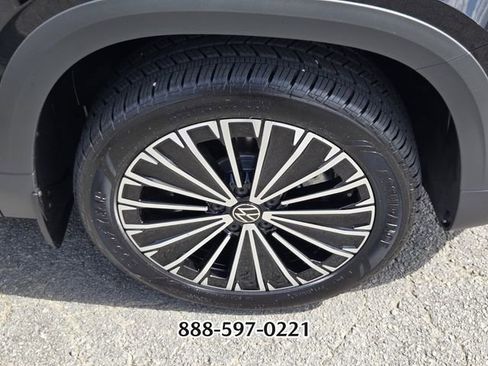 Used 2025 Volkswagen Taos SE FWD image 20