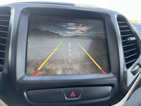 Used 2017 Jeep Cherokee Limited AWD/4WD image 25