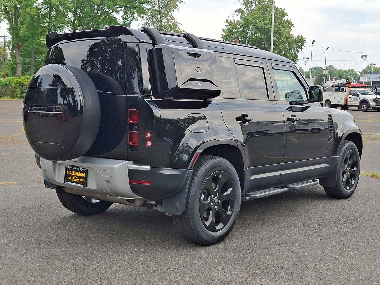 Used 2025 Land Rover Defender 110 S AWD/4WD image 7