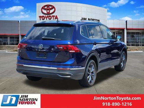 Used 2023 Volkswagen Tiguan SE w/ Panoramic Sunroof Package FWD image 6