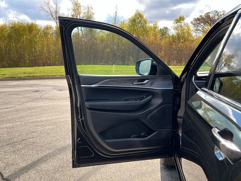 Used 2024 Jeep Grand Cherokee Limited w/ Luxury Tech Group II image 11