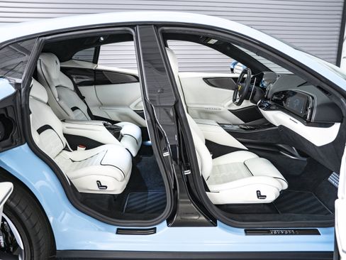Used 2025 Ferrari Purosangue AWD/4WD image 33