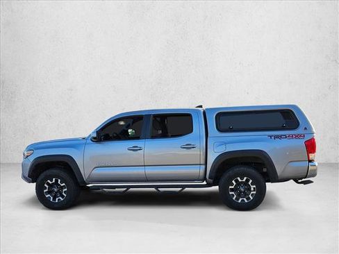 Used 2017 Toyota Tacoma TRD Off-Road image 8