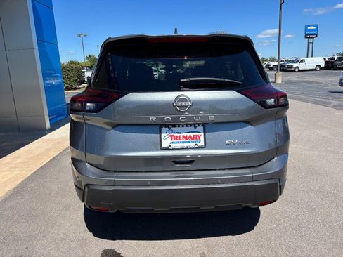 Used 2024 Nissan Rogue SV image 5