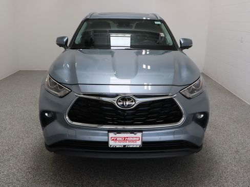Used 2023 Toyota Highlander Limited FWD image 3
