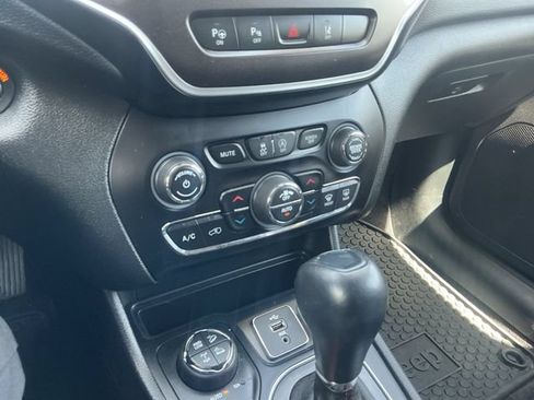 Used 2019 Jeep Cherokee Trailhawk AWD/4WD image 22