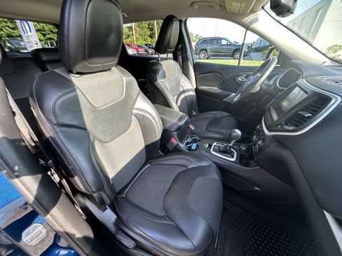 Used 2018 Jeep Cherokee Latitude Plus w/ Cold Weather Group AWD/4WD image 24